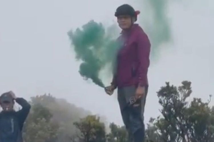 Sebuah unggahan video yang memperlihatkan aksi pendaki menyalakan smoke bom di atas Puncak Gunung Gede Pangrango, Jawa Barat, viral di media sosial. Video tersebut diunggah di akun Instagram @gedepangrango.ku pada Kamis (23/2/2023).