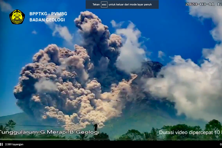 Gunung Merapi di perbatasan Jawa Tengah dan DIY mengalami erupsi pada Sabtu 11 Maret 2023 pukul 12.12 WIB
