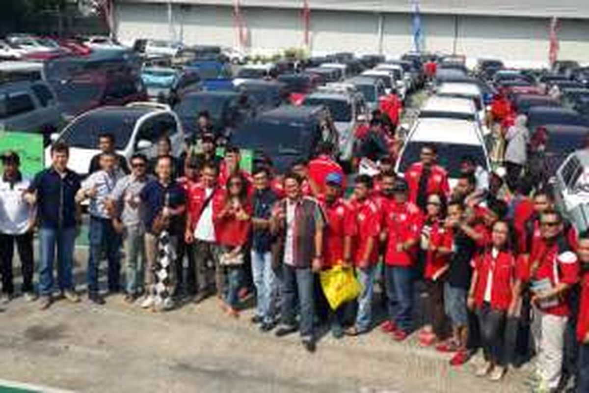 Daihatsu memberangkatkan ratusan keluarga mudik. Mereka terdiri dari komunitas pengguna Daihatsu dan jurnalis.