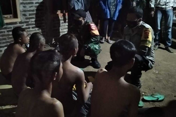 Lima pelajar 15-17 tahun mencuri rokok dan jajanan di warung pada pedukuhan Brajan, Kalurahan Banjararum, Kapanewon Kalibawang, Kulon Progo, Daerah Istimewa Yogyakarta. Polisi mediasi kasus ini hingga terwujud kesepakatan orangtua bersedia ganti rugi dan berjanji mengawasi ketat anak-anaknya.