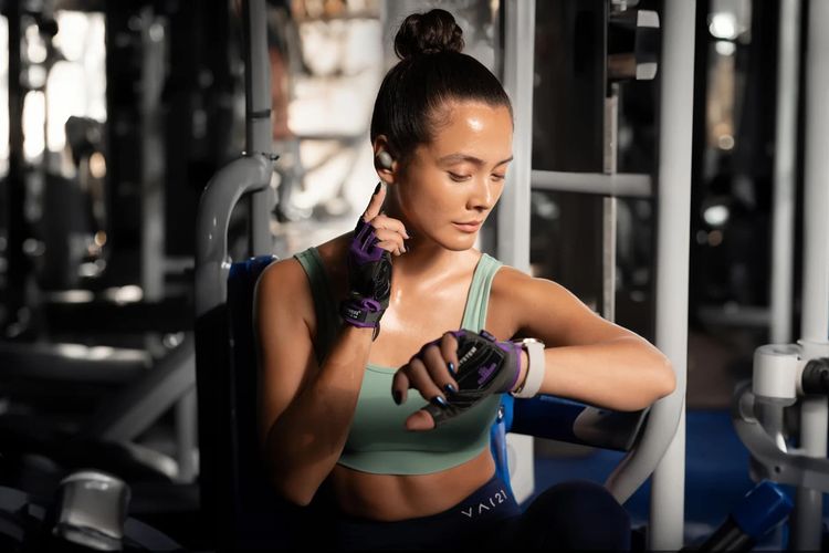 Berolahraga sambil mendengarkan musik dan memantau detak jantung serta suhu tubuh menggunakan earphone Sennheiser Momentum Sport dan smartwatch Polar