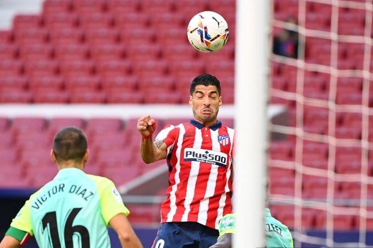 Penyerang Uruguay Atletico Madrid Luis Suarez (tengah) mencetak gol selama pertandingan sepak bola Liga Spanyol Klub Atletico de Madrid melawan Granada FC di stadion Wanda Metropolitano di Madrid pada 27 September 2020.