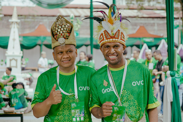 Perwakilan Mitra Grab dari Aceh (kiri) dan Papua (kanan) berkumpul bersama di Hari Mitra Grab. 
