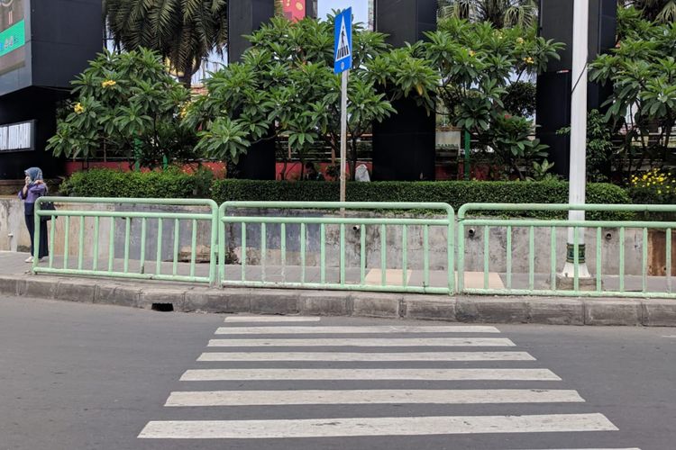 Zebra Cross yang terhalang pagar besi di Tamini Square, Makasar, Jakarta Timur, Minggu (10/2/2019)