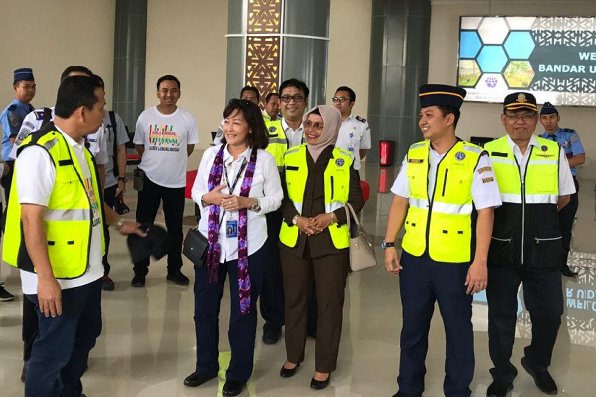 Dirjen Perhubungan Udara Kemenhub, Polana B Pramesti saat meninjau Bandara Silampari, Lubuklinggau, Sumatera Selatan, Kamis (7/3/2019).