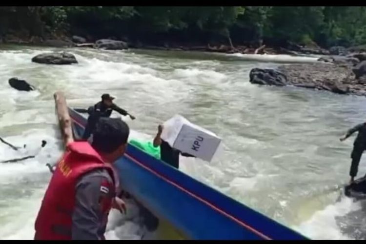 Tangkapan layar video proses evakuasi kotak suara dari perahu yang karam di Kabupaten Kapuas Hulu, Kalimantan Barat, Kamis (10/12/2020)