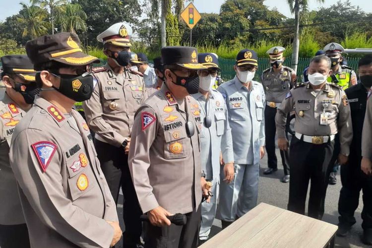 Kakorlantas Irjen Pol Istiono saat meninjau pos penyekatan Prambanan, Rabu (28/4/2021)