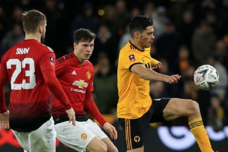 Striker Wolves Raul Jimenez melewati adangan dua pemain Manchester United, Luke Shaw dan Victor Lindelof, pada laga perempat final Piala FA, Sabtu 16 Maret 2019.