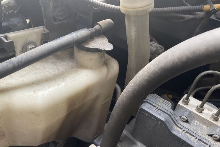 Reservoir radiator mobil cadangan untuk menampung cairan pendingin mesin