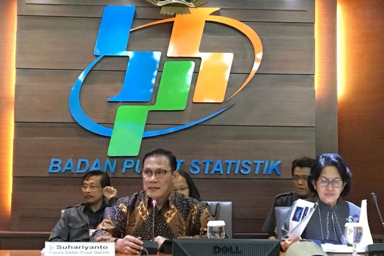 Kepala Badan Pusat Statistik Suhariyanto bersama jajarannya saat menyampaikan rilis ekspor impor dan data lainnya dalam konferensi pers di kantornya, Senin (16/7/2018).