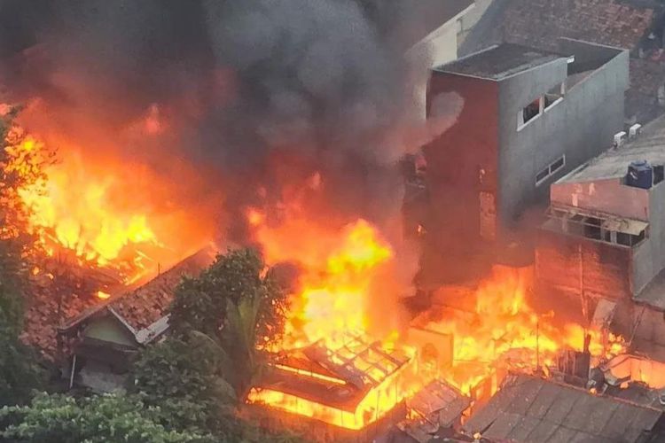 Penampakan kebakaran yang melanda pemukiman penduduk di Jalan Rela 5, RT 16 RW 9, Kelurahan Menteng Atas, Setiabudi, Jakarta Selatan, Jumat (7/7/2023). 