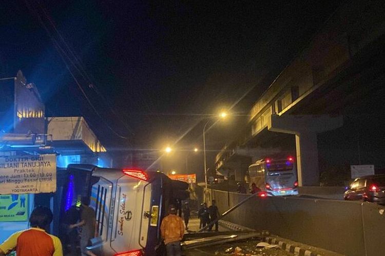 Kondisi bus terguling usai menabrak pembatas di Jalan Janti, Kabupaten Seman. (foto dokumentasi Polresta Sleman).