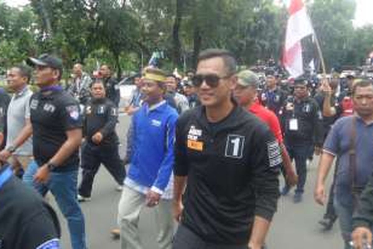 Agus Harmurti Yudhoyono saat berlari bersama sejumlah relawan pendukungnya di depan Istana Negara, Sabtu (29/10/2016)