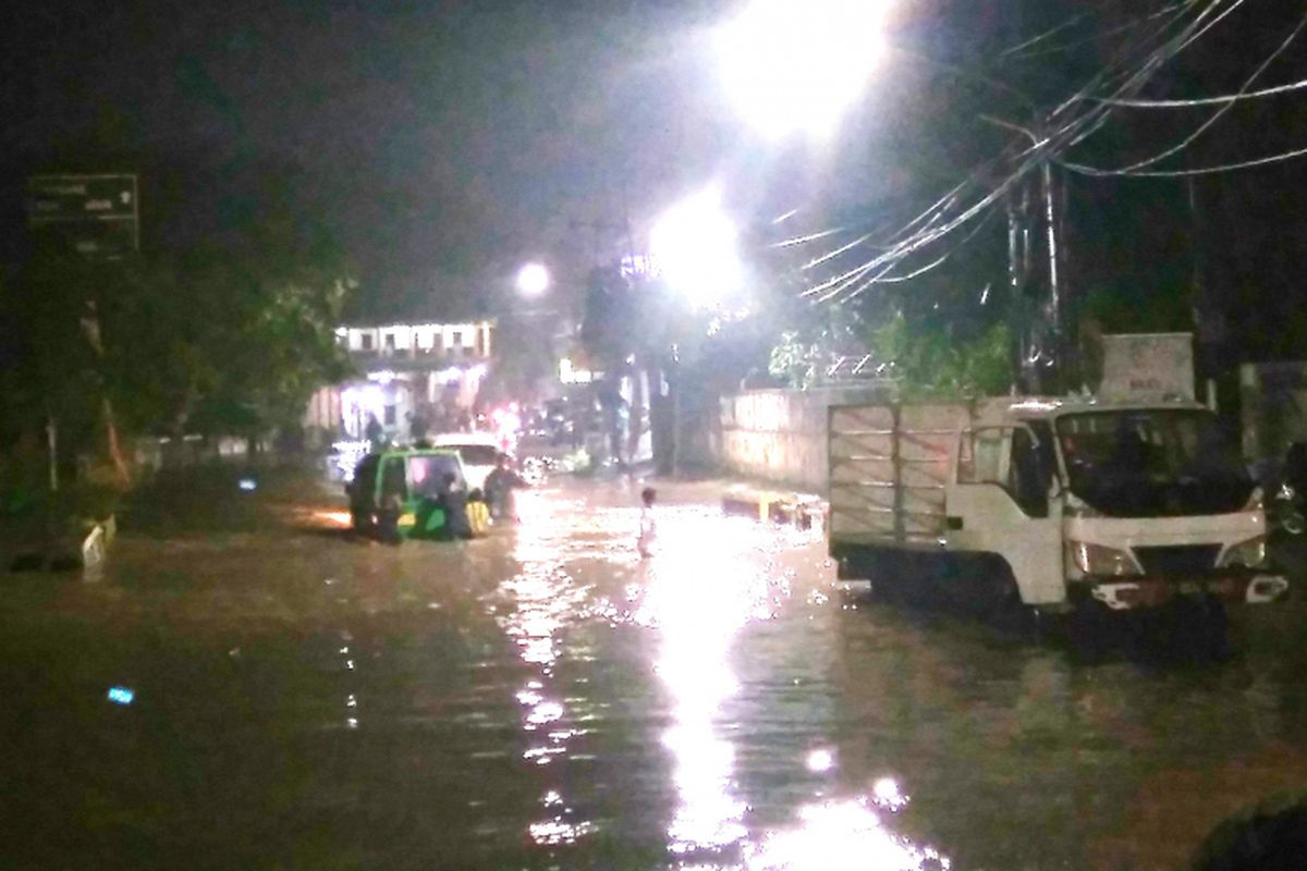  Akibat hujan deras membuat akses jalan Ciputat menuju Serpong dan Bintaro terhambat akibat banjir, Sabtu (29/7/2017).
