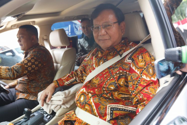 Ketua umum Partai Gerindra Prabowo Subianto usai melakukan pertemuan dengan ketua umum Partai Demokrat Susilo Bambang Yudhoyono (SBY) di Kediaman SBY, Jakarta, Kamis (9/8/2018). Pertemuan berlangsung secara tertutup.