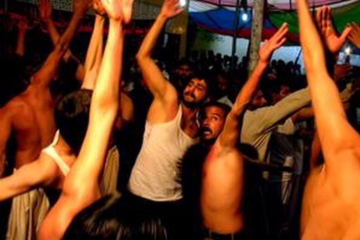 Maatam, memukuli dada sendiri melambangkan duka cita yang mendalam