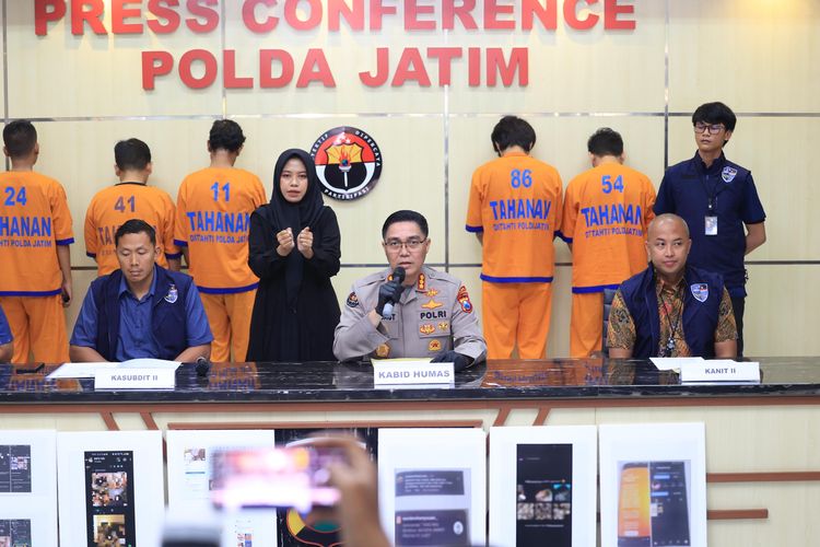 Seorang petani asal Jombang, S (66) diamankan Polda Jatim kasus ITE Pornografi, Jumat (13/6/2025).