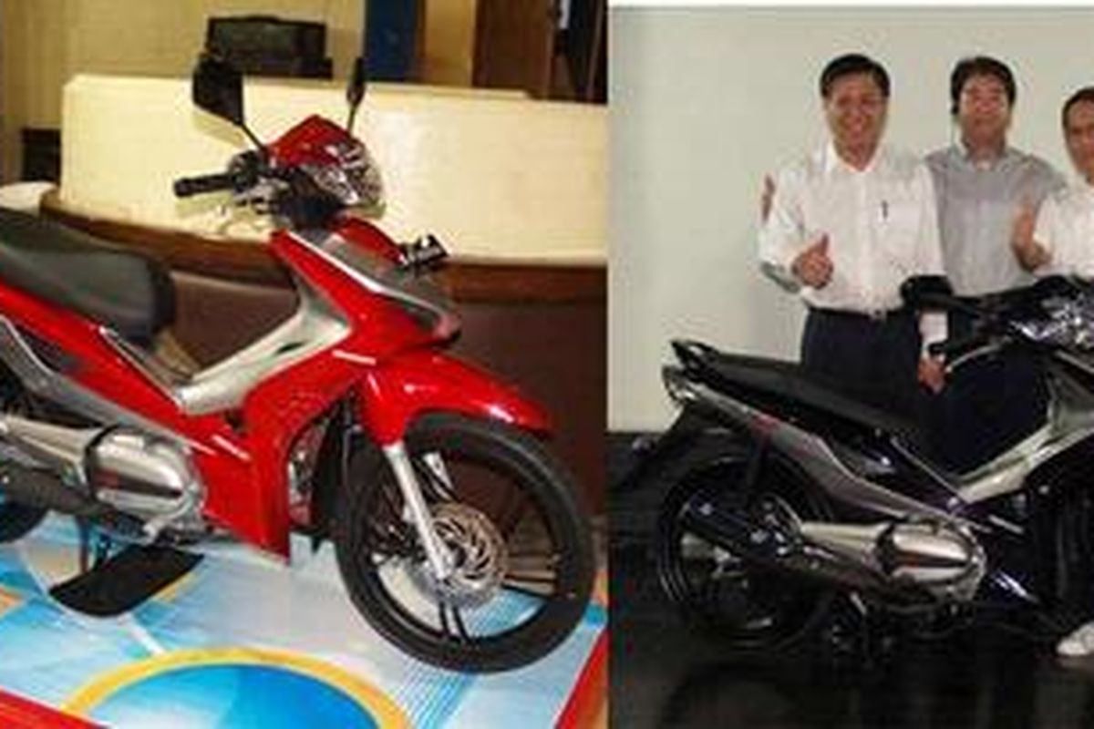 Honda Revo AT (kiri) dan pimpinan AHM, dari kiri: Johannes Loman, Yusuke Hori (Presdir), Julius Aslan