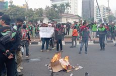 "Driver" Ojol Bakar Sampah di Bundaran Patung Kuda, Lalu Lintas dari Thamrin Dialihkan ke Tugu Tani