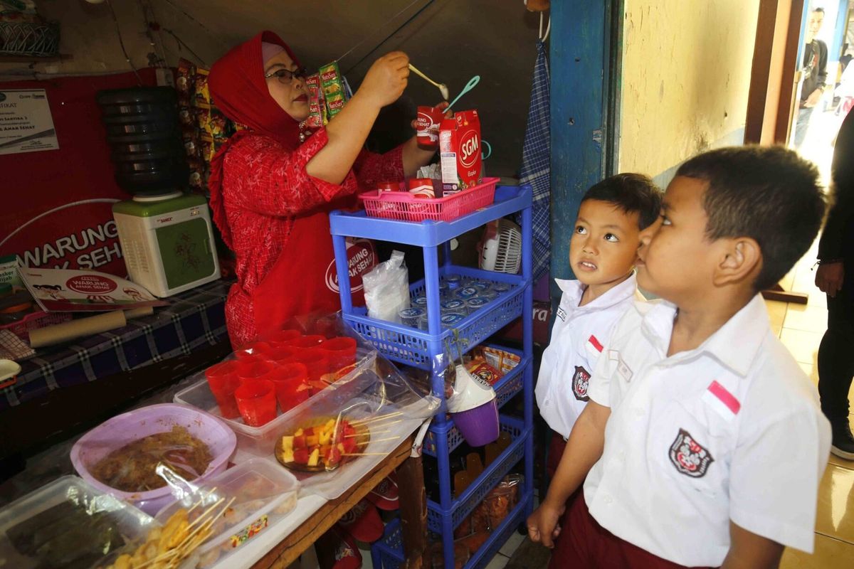 Ibu kantin dalam program Warung Anak Sehat.