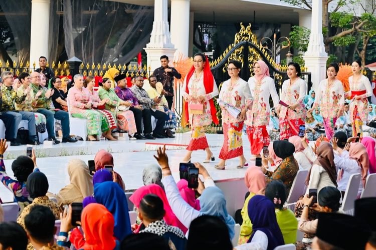 Menteri Luar Negeri (Menlu) Retno Marsudi bersama Menteri Keuangan (Menkeu) Sri Mulyani Indrawati dan para menteri perempuan Kabinet Indonesia Maju lainnya melakukan catwalk sambil berkebaya di acara Istana Berkebaya yang digelar di halaman Istana Merdeka, Jakarta, Minggu (6/8/2023).