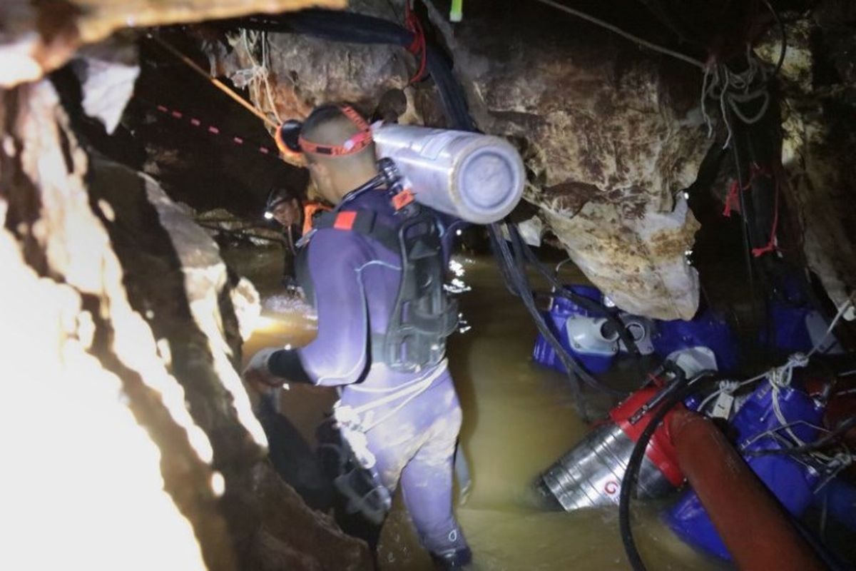 Tim penyelam Angkatan Laut Thailand di gua Tham Long selama operasi penyelamatan 12 remaja laki-laki dan pelatih tim sepak bola yang terperangkap di goa di Taman Hutan Non Khun Nam Nang di distrik Mae Sai, provinsi Chiang Rai, Thailand. (AFP/AL Thailand)