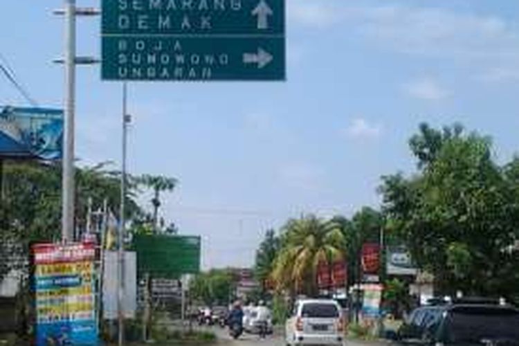 Papan penunjuk jalan di jalur Kaliwung-Boja, Kendal, Jawa Tengah.