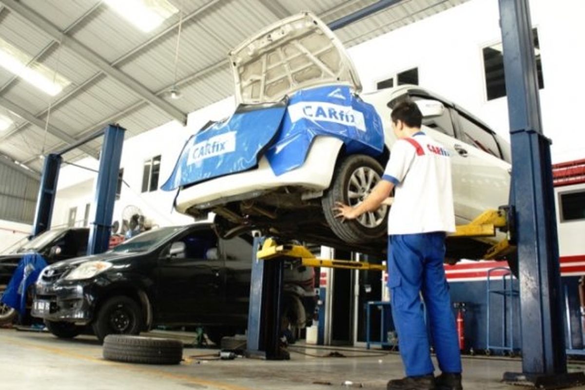 Ilustrasi servis mobil di Bengkel Carfix