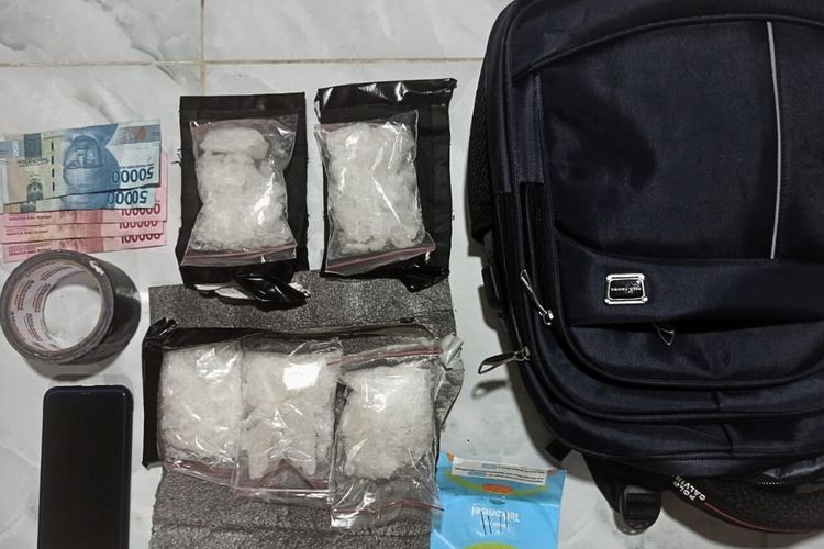 Seorang kurir narkoba jenis sabu 500 gram berinisial SJ, jaringan antar provinsi ditangkap di terminal bus, Jalan Trans Kalimantan, Kubu Raya, Kalimantan Barat (Kalbar).