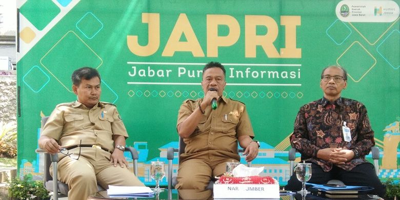 DPMPTSP Provinsi Jawa Barat (tengah) bersama Kabid Pengendalian DPMPTSP Diding Abidin dan Kepala Group Advisory Pengembangan Ekonomi Kantor Perwakilan BI Jabar Pribadi Santoso saat menghadiri Jabar Punya Informasi, di Lobby Museum Gedung Sate, Bandung, Senin (14/10/2019).
