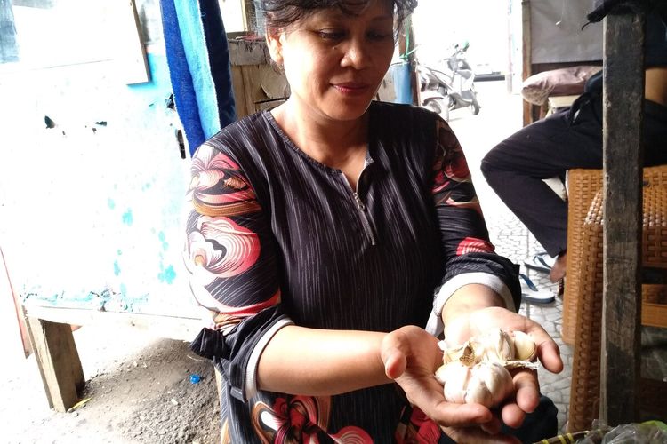 Pedagang menunjukkan stok bawang putih berkurang dan harganya naik 100 persen di Pasar Cikurubuk Kota Tasikmalaya, Rabu (12/2/2020).