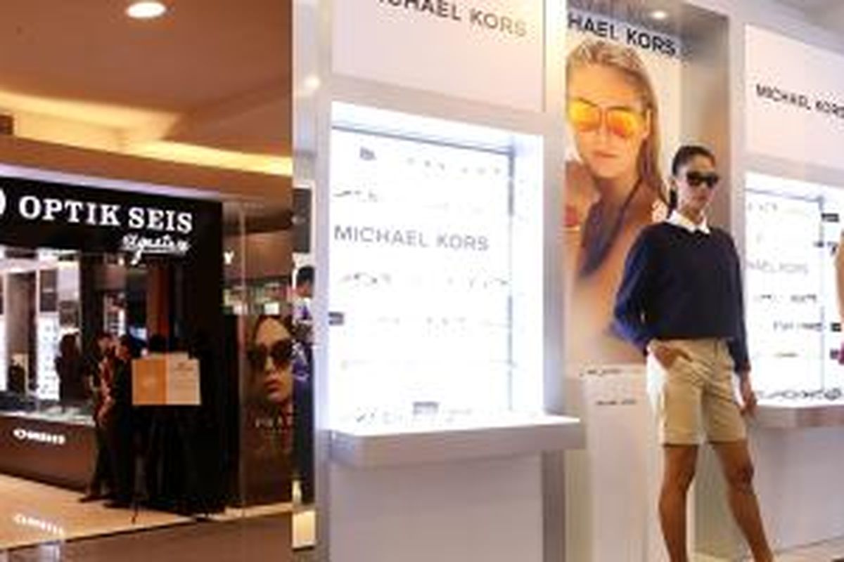 Acara peluncuran koleksi kacamata Michael Kors di gerai Optik Seis Signature, Mal Kelapa Gading 3, Jakarta Utara.