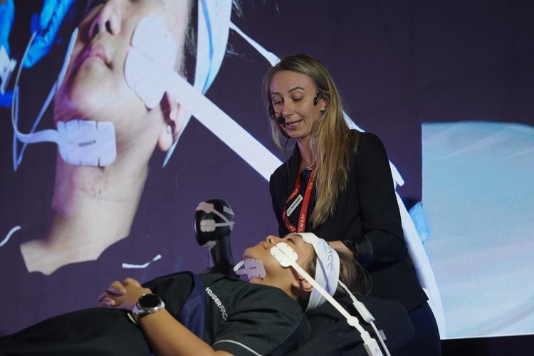 Founder dan Medical Director EHA Group Clinic Singapura, Dr.Elias Tam, melakukan demo mesin WonderFace.