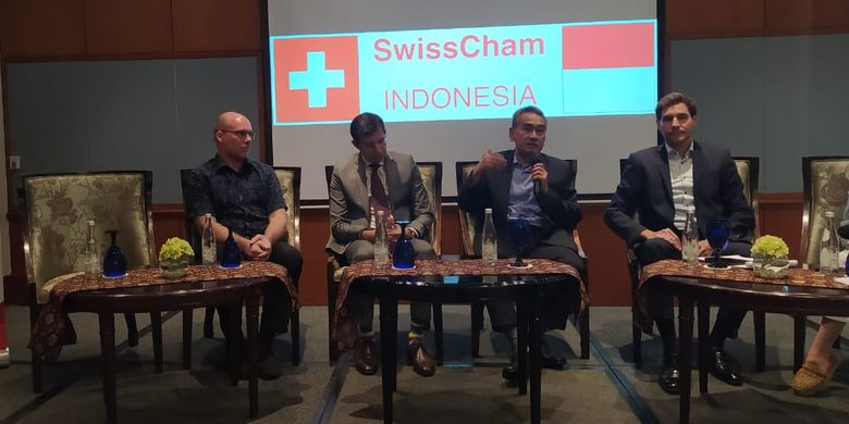 Berfoto dari kiri ke kanan, CEO Koltiva Manfred Borer, Presiden Direktur Syngenta Indonesia Kazim Hasnain, Head of Corporate Sustainable Agriculture Nestlé Indonesia Syahrudi, dan Head of Switzerland Economic Cooperation and Development, Embassy of Switzerland for Indonesia Philipp Orga pada diskusi panel dengan topik Shaping the Future of Indonesia's Agriculture through Collaborations and Technology Innovations SwissCham Indonesia di Jakarta, Rabu (24/5/2023).