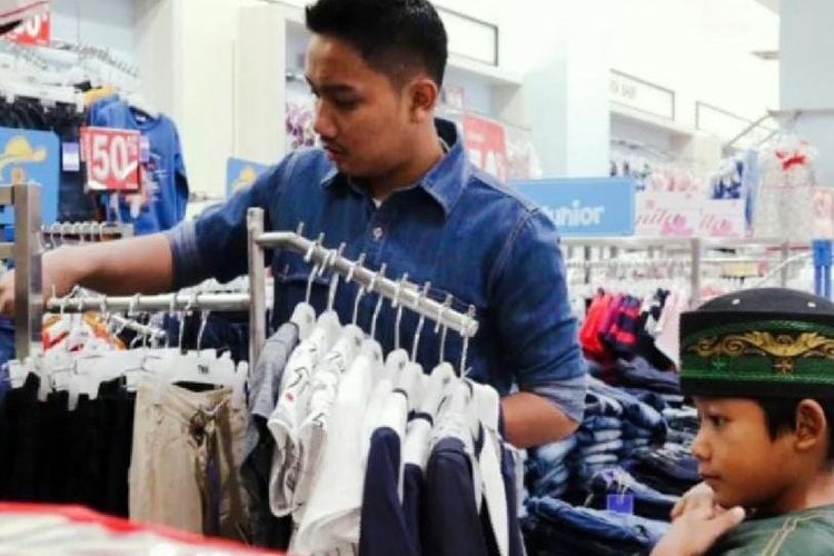 Momen saat Eril memilihkan baju untuk salah satu anak panti asuhan bernama Raihan di hari terakhir puasa Ramadhan 2019.