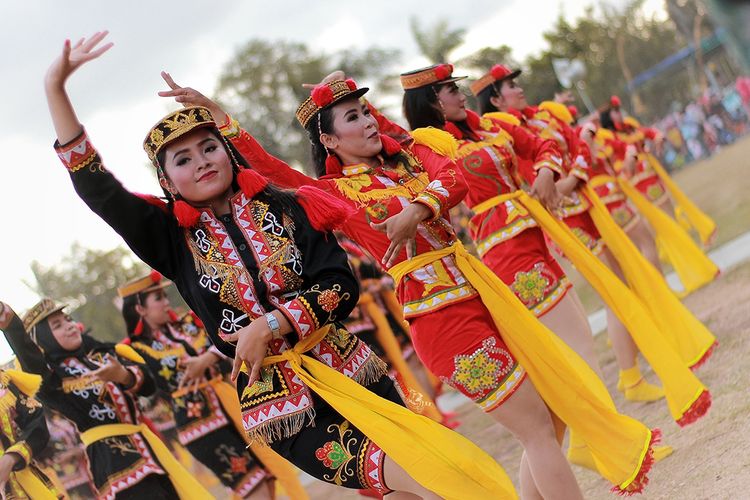 Para penari sedang melakukan Tari Dolalak, budaya khas Purworejo yang terinspirasi dari masa kolonial Belanda.