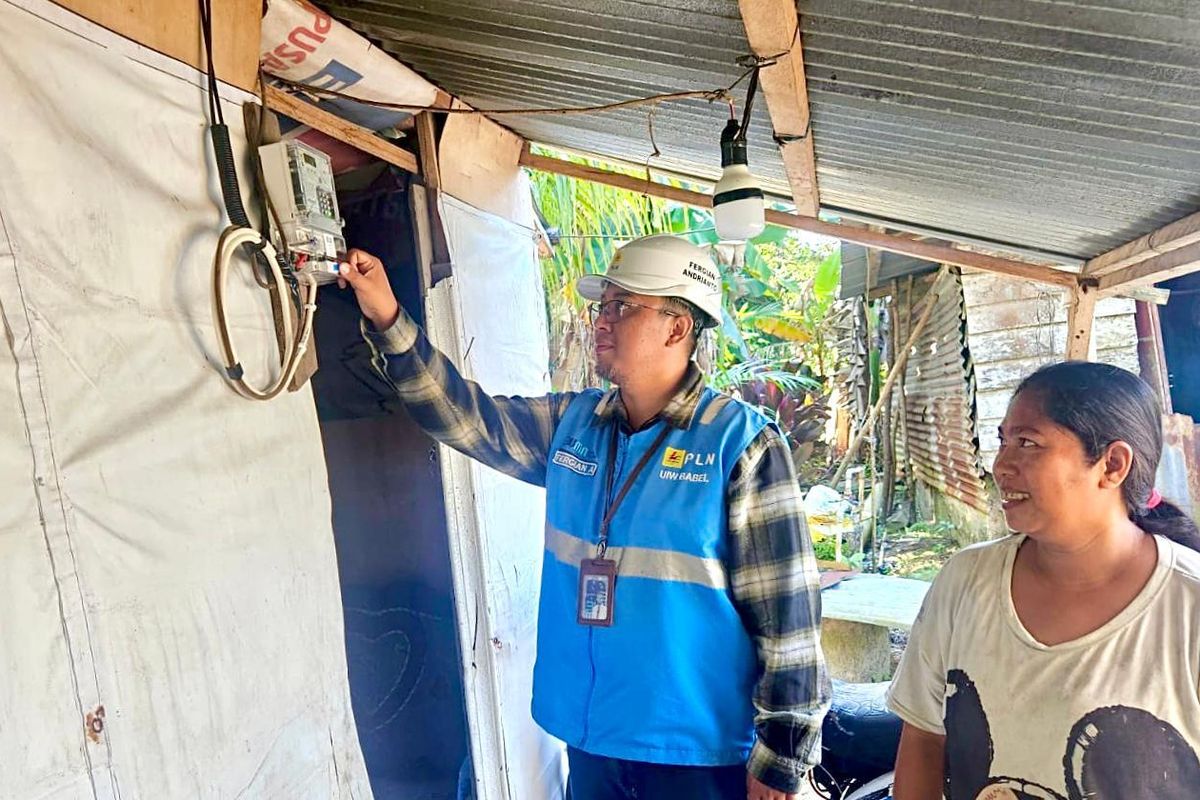 Rumah kayu sederhana yang ditempati Nazir mendapat penyambungan listrik gratis di Membalong, Belitung, Selasa (5/8/2025).