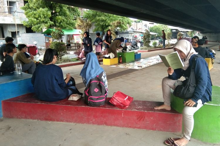 Warga tengah membaca buku pada lapak baca Perpustakaan Jalanan Karawang di Taman Milenial Karawang, Rabu (22/1/2020).