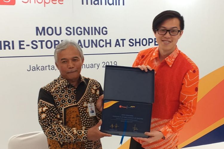 SEVP Consumer and Transaction Bank Mandiri Jasmin dan Direktur Shopee Indonesia Handika Jahja melakukan penandatanganan nota kesepahaman untuk penjualan kartu e-money di platform Shopee, Jakarta, Senin (14/1/2019).