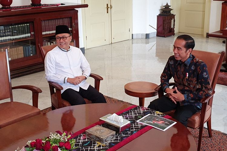 Presiden Joko Widodo bertemu Ketua MPR yang juga Ketua Umum PAN Zulkifli Hasan. Pertemuan keduanya berlangsung di Istana Bogor, Rabu (22/5/2019) siang. 