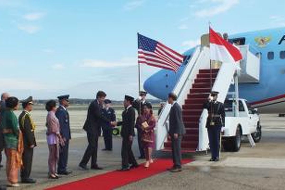 Presiden Joko Widodo yang didampingi Ny Iriana Jokowi, tiba di Pangkalan Udara Joint Base Andrews di Washington DC, Amerika Serikat, Minggu (25/10/2015), pukul 12.20 waktu setempat atau pukul 23.20 waktu Indonesia bagian barat. Tampak menyambut dan menyalami Presiden, Dubes AS untuk Indonesia, Robert O Blake.