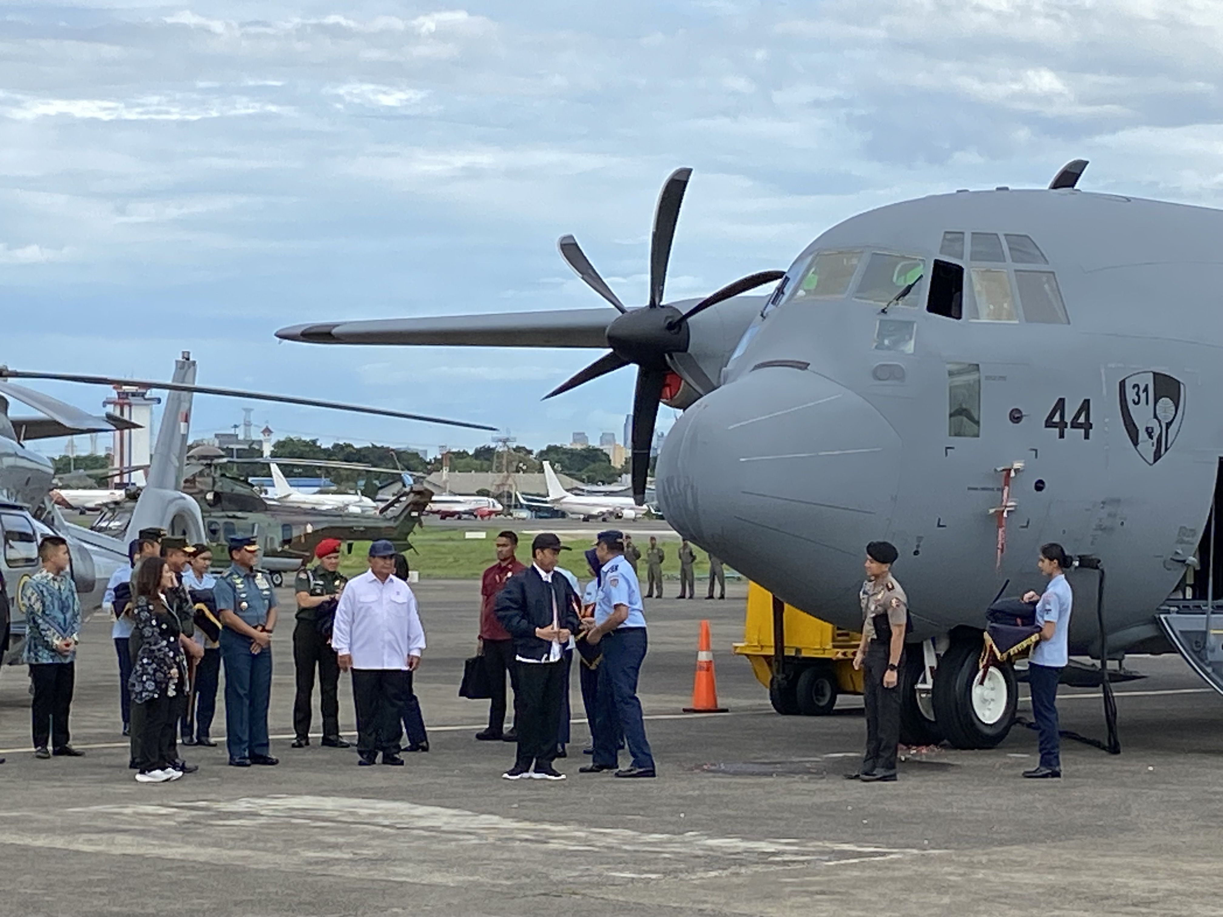 Disaksikan Jokowi, Prabowo Serahkan Pesawat Super Hercules C-130J Unit Ke-4 ke TNI AU