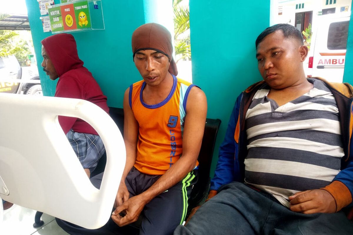 Sunardi dan dua nelayan yang selamat dari kecelakaan laut di laut selatan Blitar, Kamis (7/9/2023)