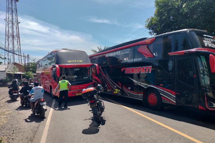 Polisi menertibkan pengendara ngeblong yang memperparah kemacetan Pelabuhan Ketapang. 