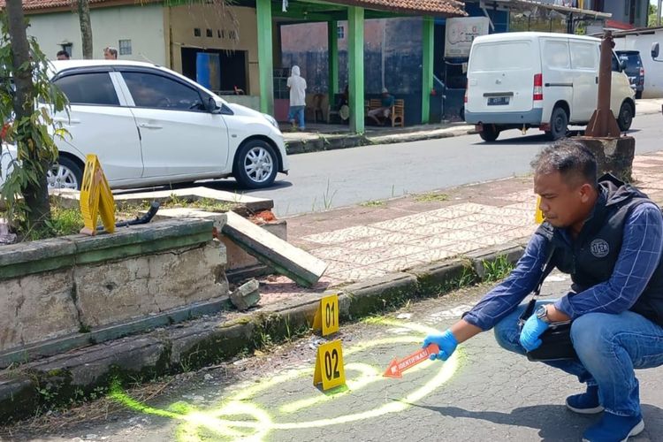 Petugas Kepolisian sedang melakukan olah tempat kejadian tewasnya pelajar dikeroyok puluhan geng motor di Jalan Wasita Kusuma, Indihiang, Kota Tasikmalaya, Jawa Barat, Minggu (12/1/2025)