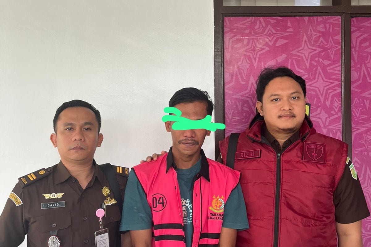 Kejari Langkat saat menahan Wakil Bendahara Koni Langkat inisial TAP, Senin (13/1/2025). Dia tahan karena diduga korupsi anggaran Koni Langkat Rp 690 juta