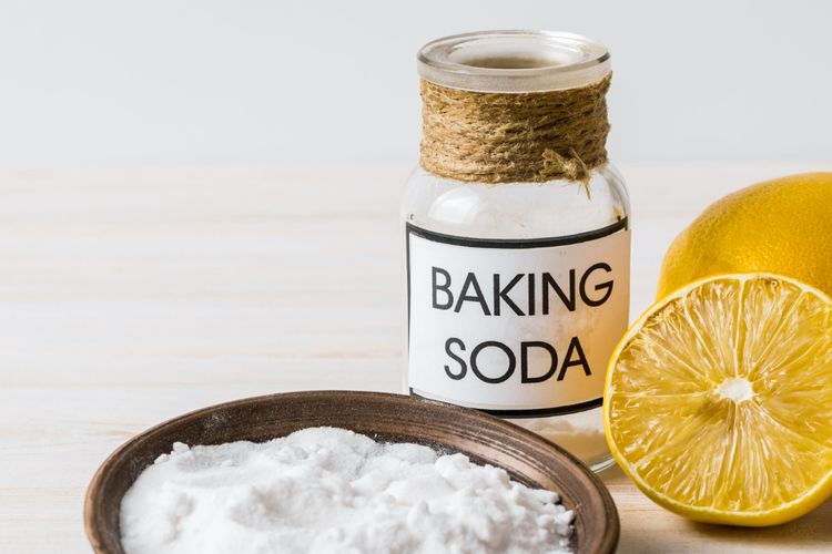 Baking soda, lemon, dan garam dapat digunakan sebagai bahan alami untuk membersihkan oven.