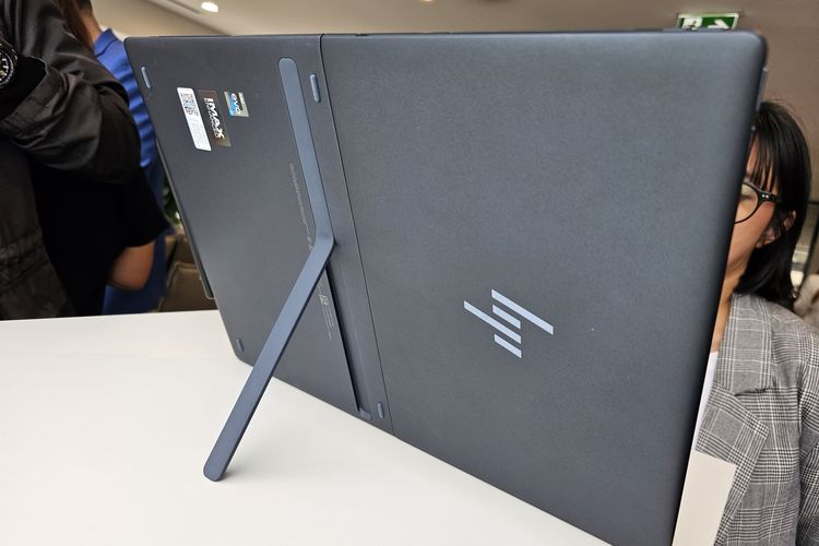 HP Spectre Fold PC menjadi monitor desktop 17 inci berkat kickstand di bagian belakang. 