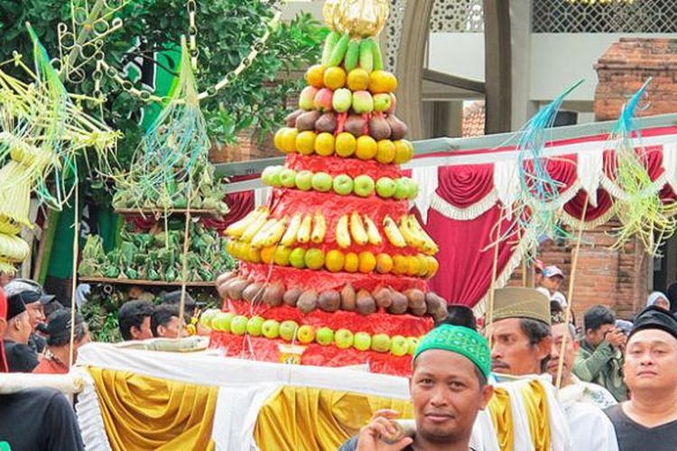 Kirab dengan memikul buah-buahan dan hasil bumi menjadi daya tarik tradisi ampyang Maulid yang diadakan warga di halaman Masjid Wali At-Taqwa, Desa Loram Kulon, Kecamatan Jati, Kabupaten Kudus, Jawa Tengah, pekan lalu. Ampyang Maulid merupakan tradisi warga untuk memperingati kelahiran Nabi Muhammad SAW. 