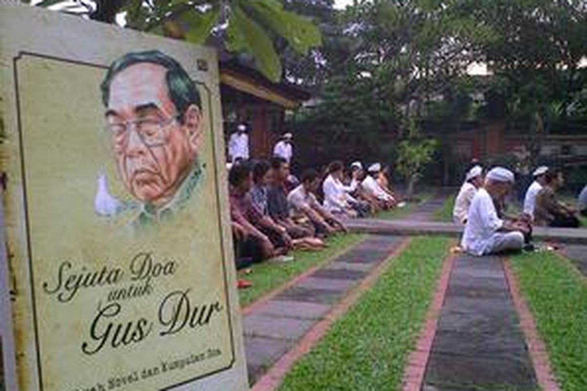 Umat Hindu melakukan ritual doa yang secara khusus dilakukan untuk mendiang Gus Dur, di Pura Adhitya Jaya, Rawamangun, Jakarta Timur, Senin (8/2/2010).